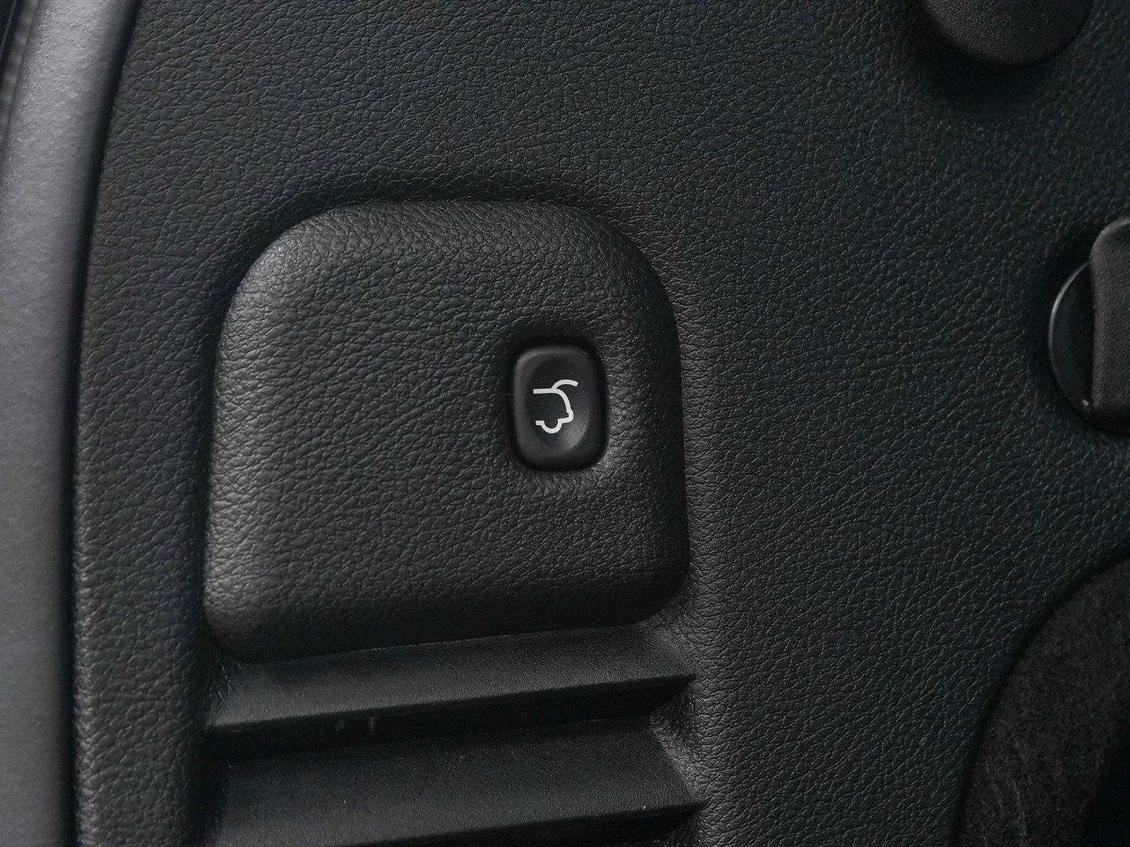 Used 2016 Brilliant Black Crystal Pearlcoat Jeep Overland image 18