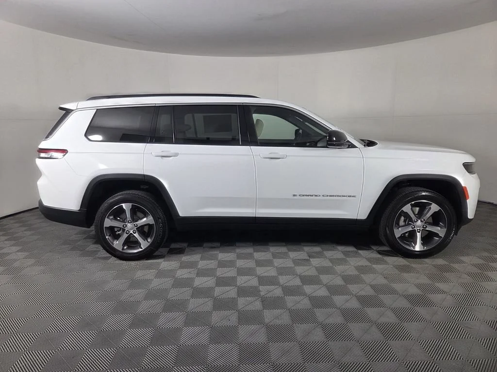 New 2026 Bright White Clear-Coat Exterior Paint Jeep Limited image 5