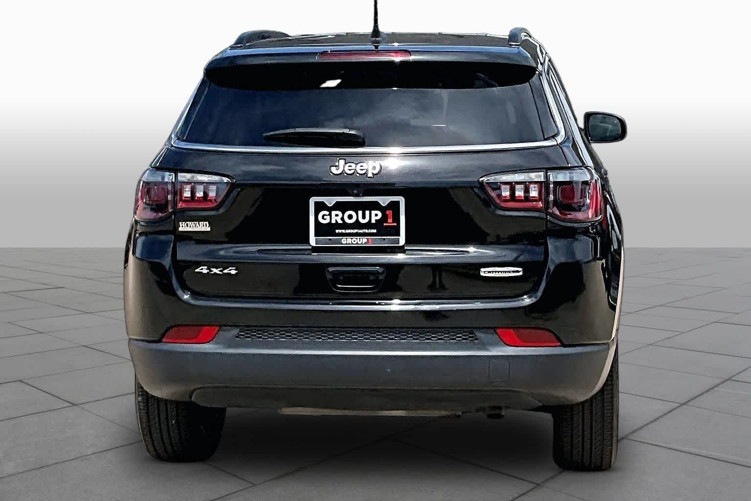 Used 2022 Diamond Black Crystal Pearlcoat Jeep Latitude Lux image 4