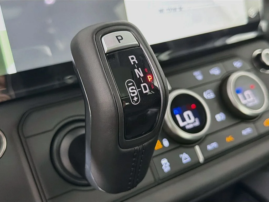 New 2026 Borasco Grey Land Rover X-Dynamic SE image 17
