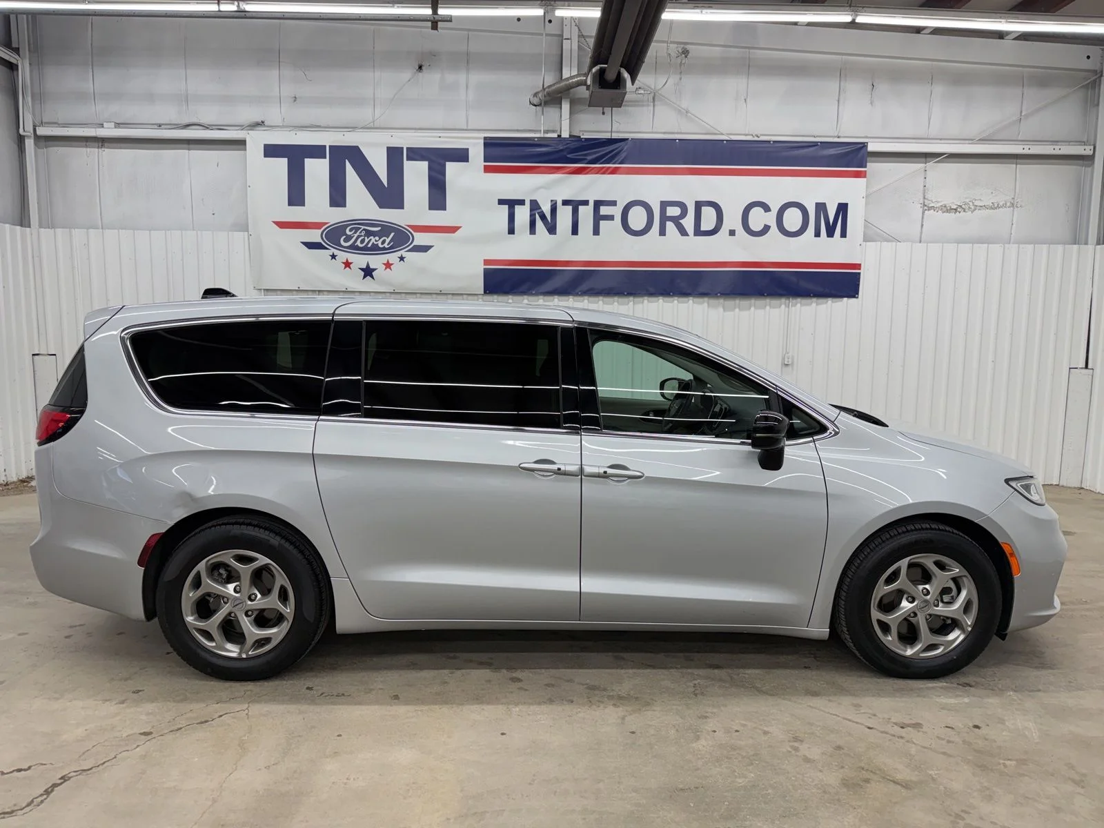 2024 Chrysler Pacifica Limited's photo