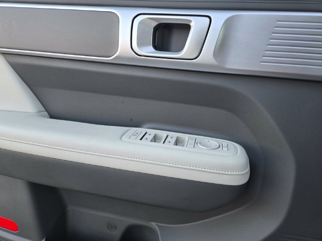 Used 2025 White Hyundai SEL image 17