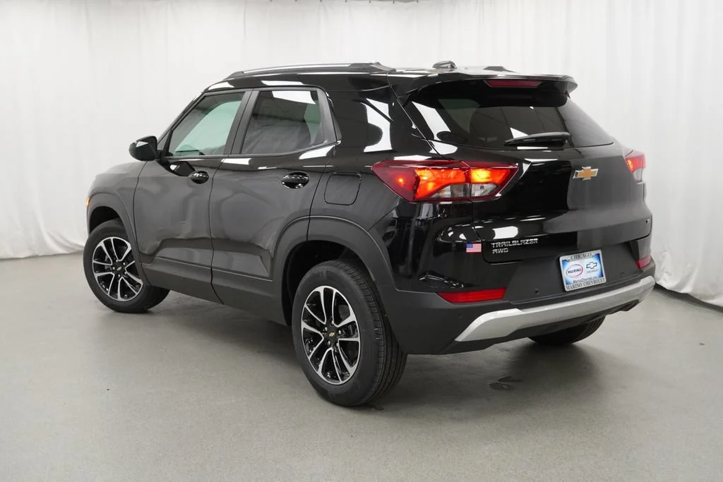 New 2026 Mosaic Black Metallic Chevrolet LT image 4