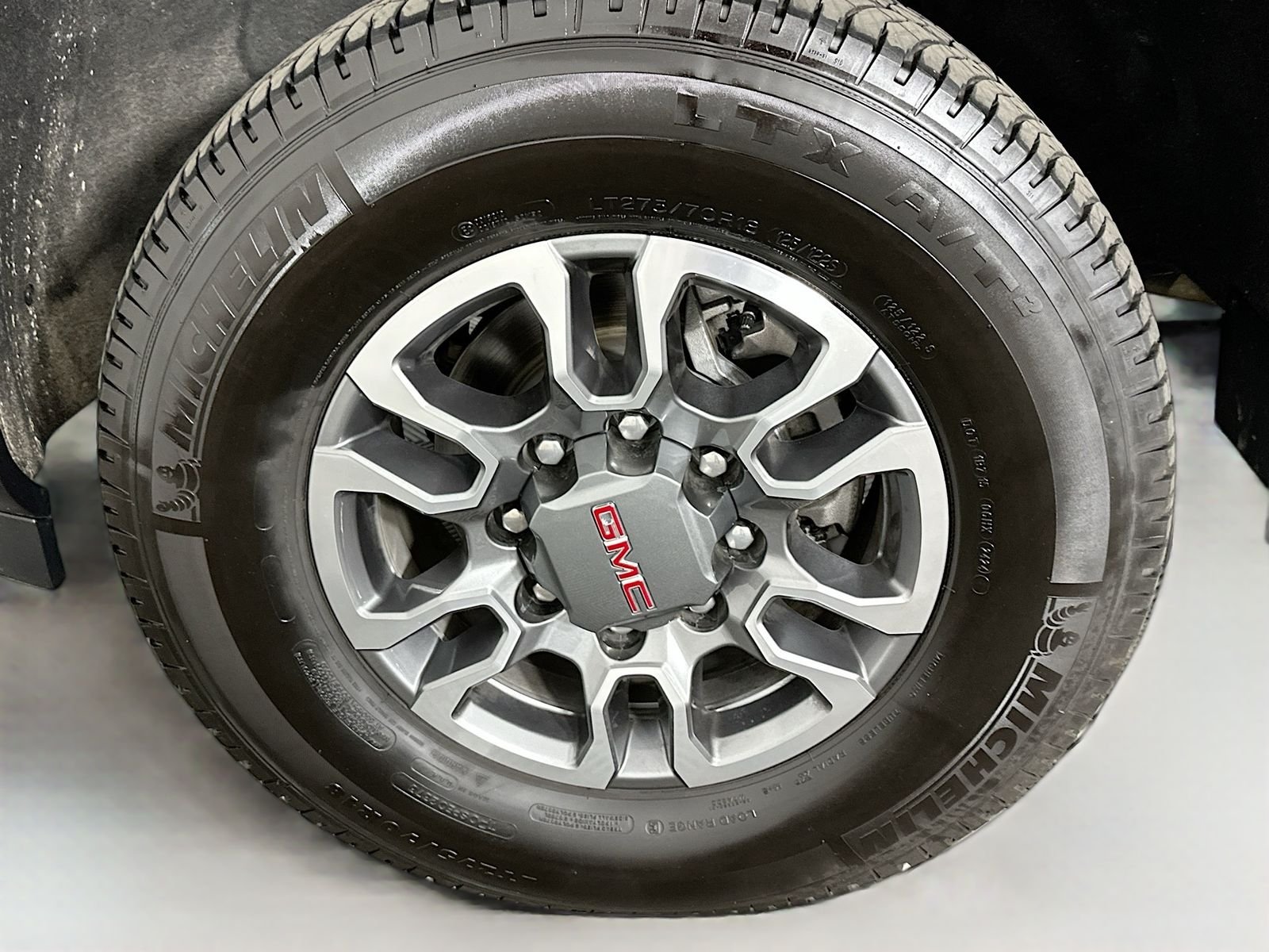 Used 2025 Onyx Black GMC SLT image 32