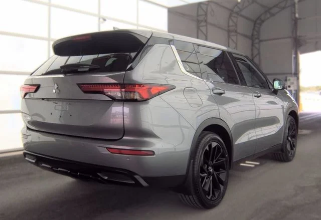 Used 2022 Gray Mitsubishi SE Launch Edition image 2