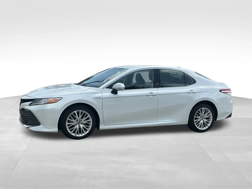 Used 2020 Beige Toyota XLE image 3