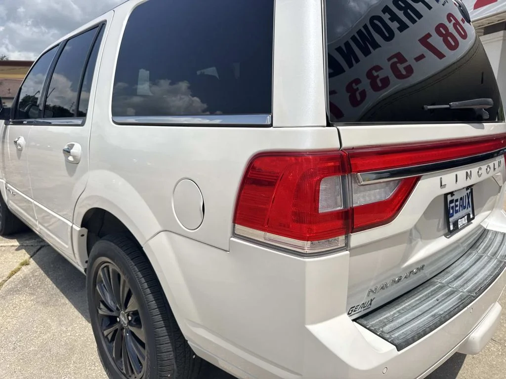 Used 2017 White Lincoln Select image 17