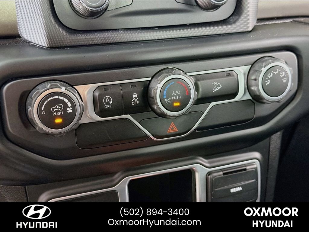 Used 2018 Granite Crystal Metallic Clearcoat Jeep Sport image 15