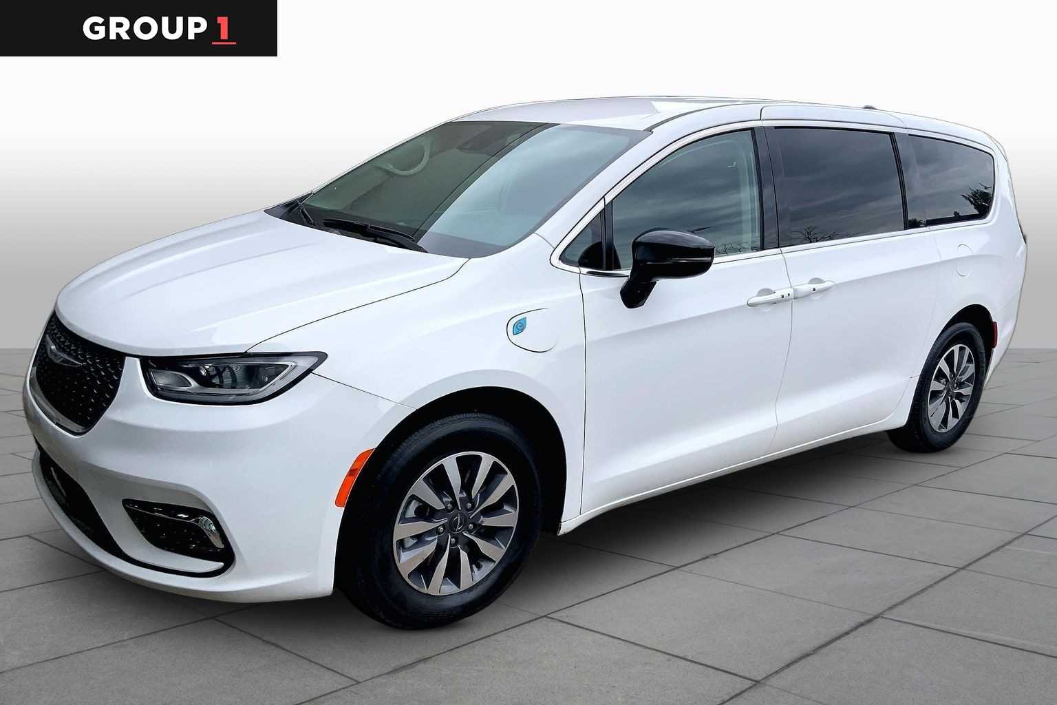 2024 Chrysler Pacifica Hybrid Select PHEV's photo