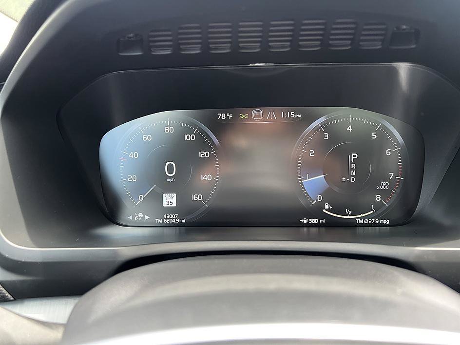 Used 2021 Onyx Black Metallic Volvo Momentum image 14