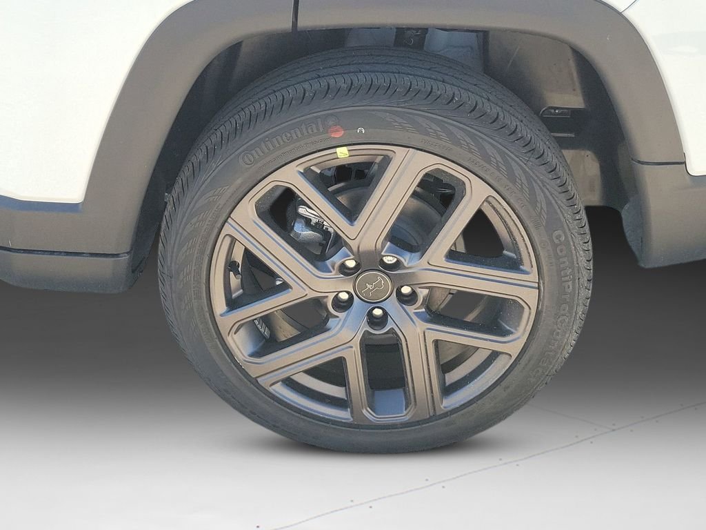 New 2026 Bright White Clear-Coat Exterior Paint Jeep Latitude image 18