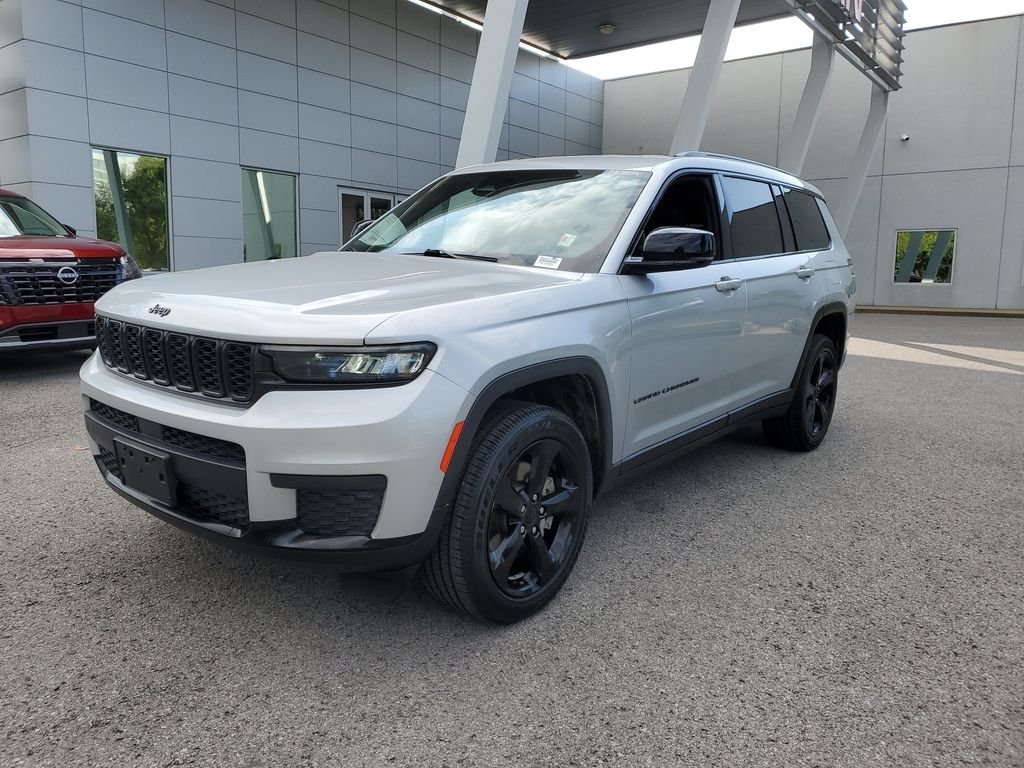 Used 2023 Silver Jeep Altitude image 2