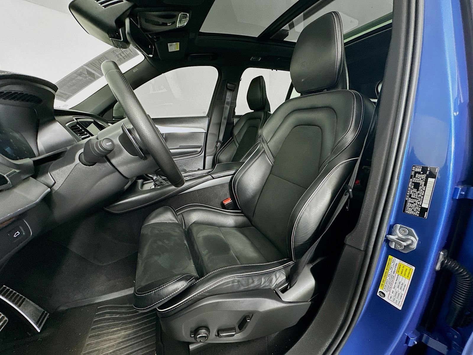 Used 2019 Blue Metallic Volvo T6 R-Design image 22