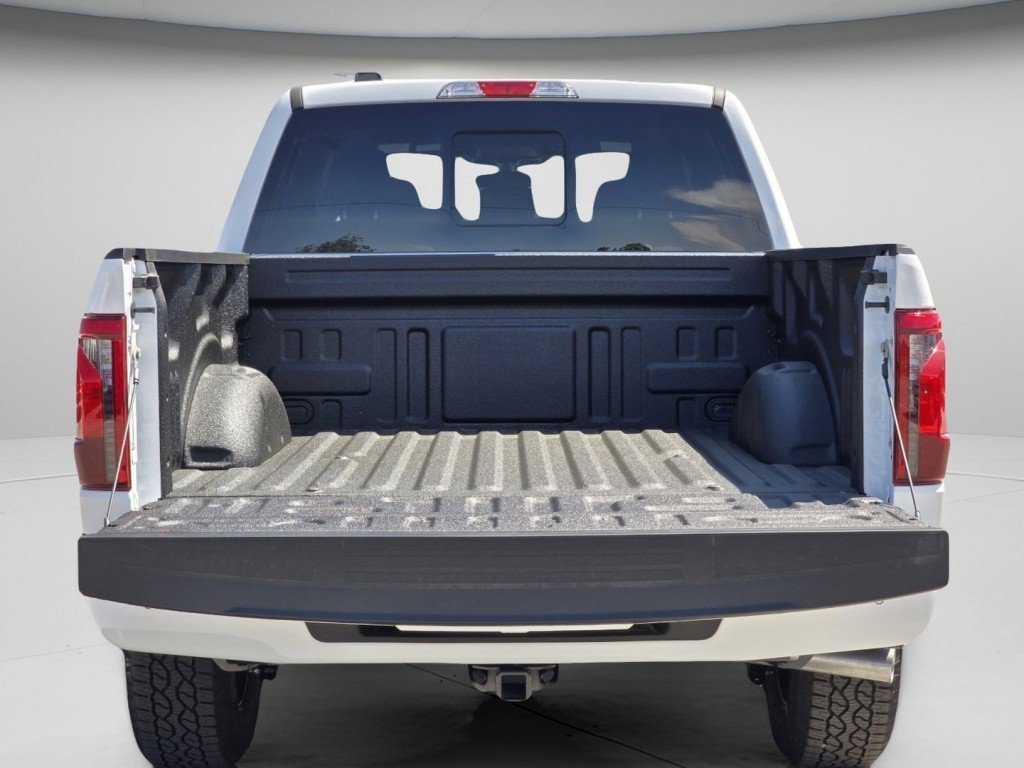 New 2026 Oxford White Ford XLT image 24