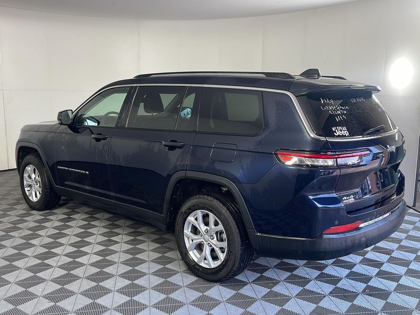Used 2023 Midnight Sky Jeep Limited image 6