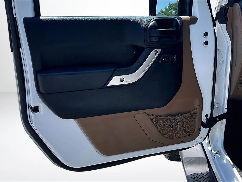 Used 2015 White Jeep Unlimited Sahara image 24
