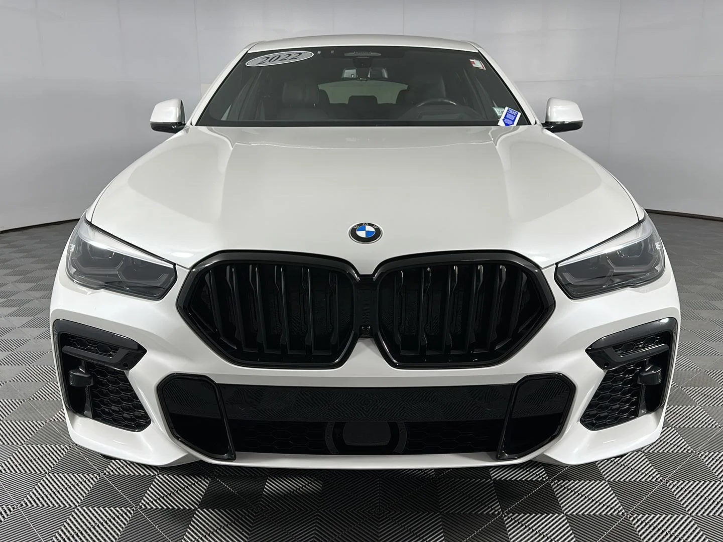 Used 2022 Mineral White Metallic BMW xDrive40i image 2