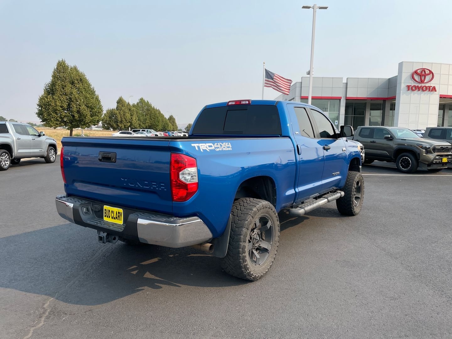 Used 2016 Blue Toyota SR5 image 3