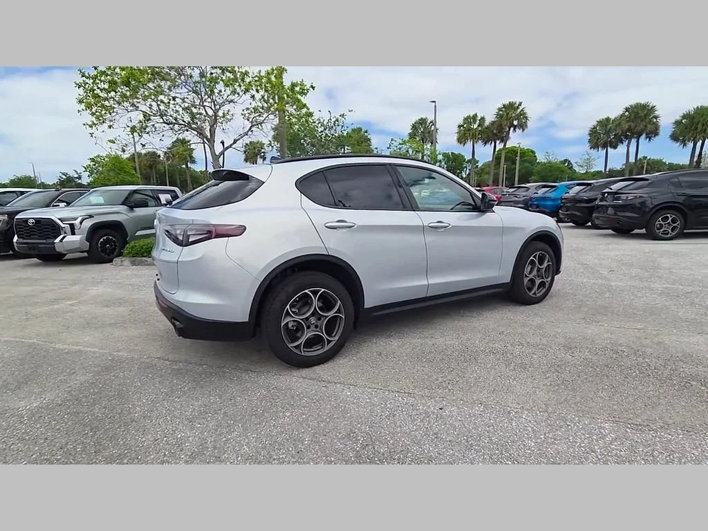 New 2025 Moonlight Gray Metallic Alfa Romeo Base image 25