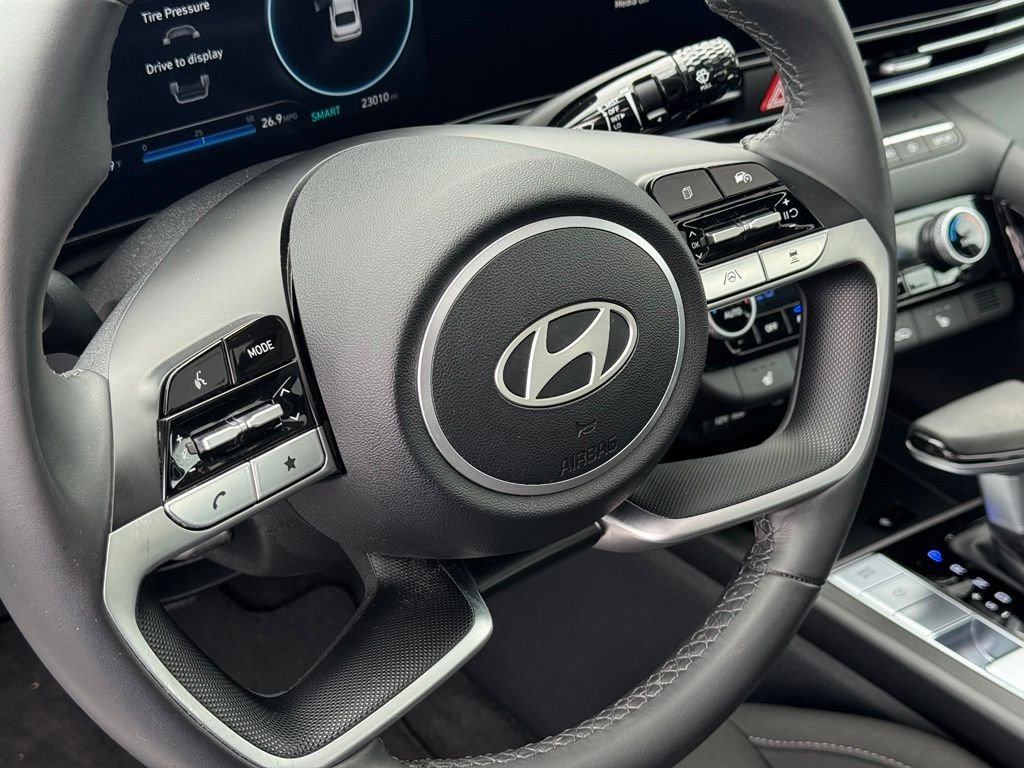 Used 2025 White Hyundai SEL Convenience image 15