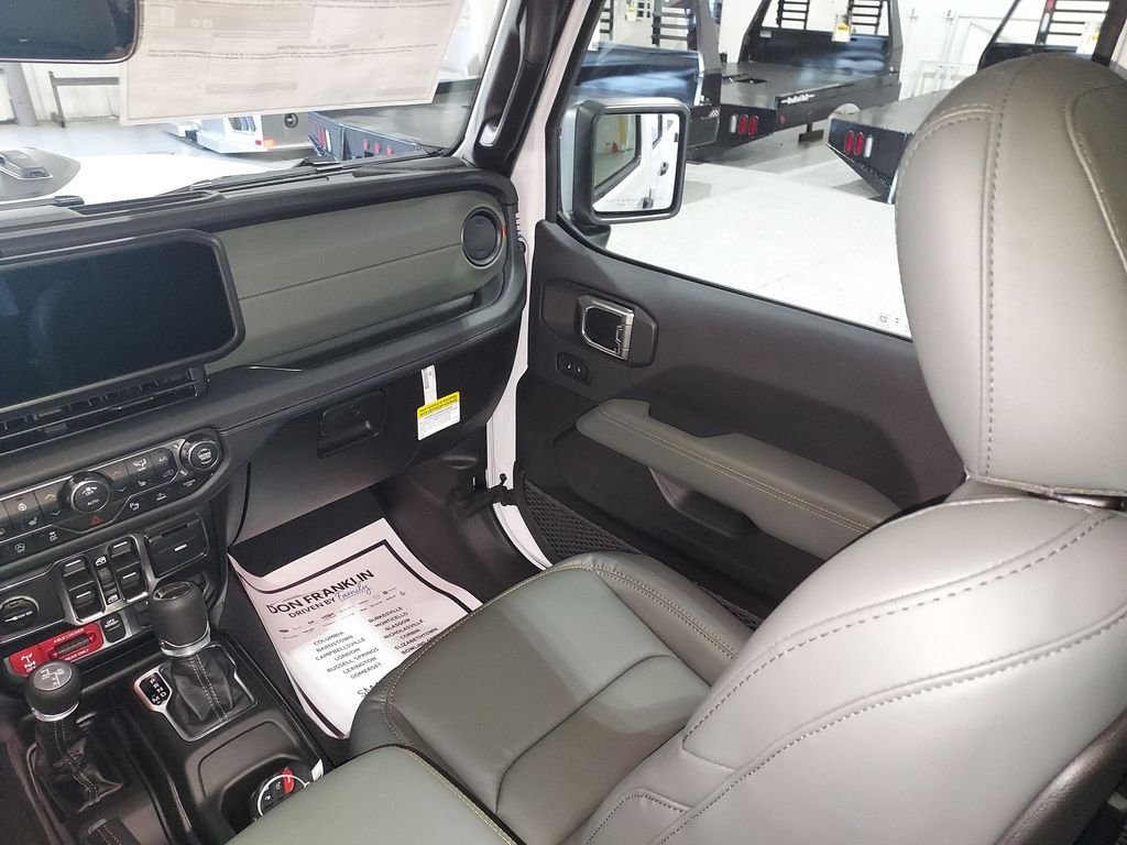 New 2026 Bright White Clear-Coat Exterior Paint Jeep Mojave X image 11