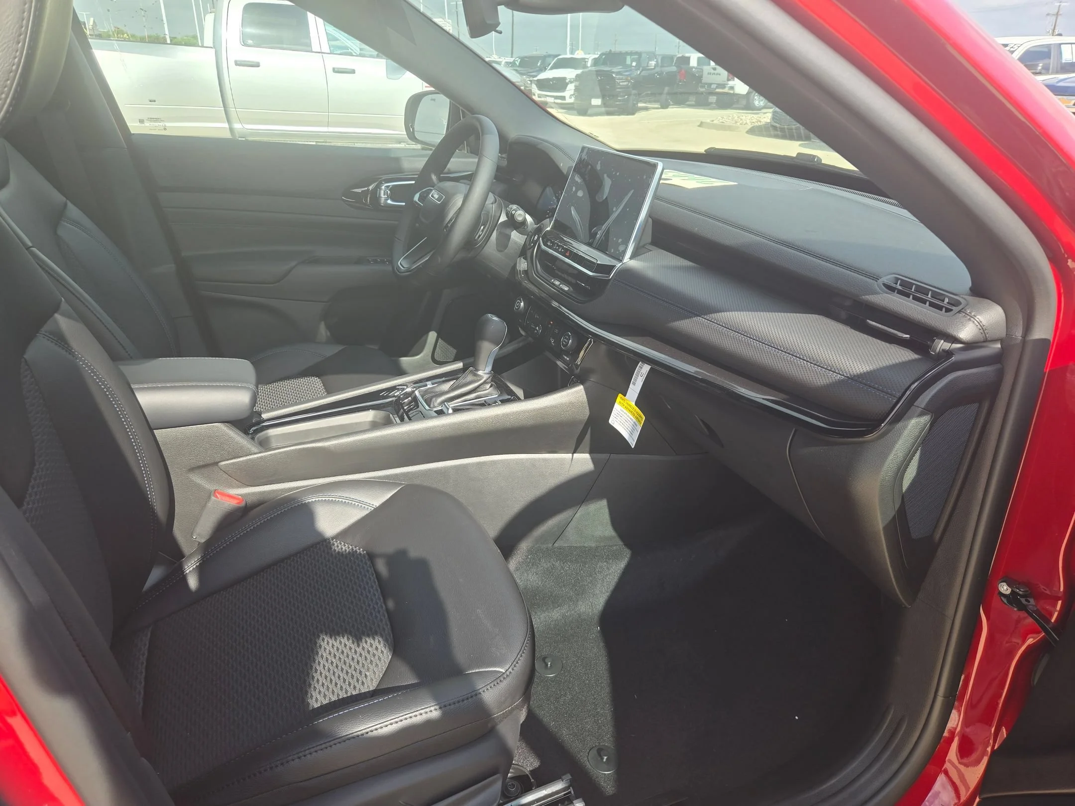 New 2026 Red Hot Pearl-Coat Exterior Paint Jeep Latitude image 24