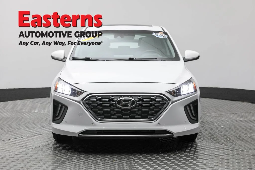 Used 2022 White Hyundai Limited image 2