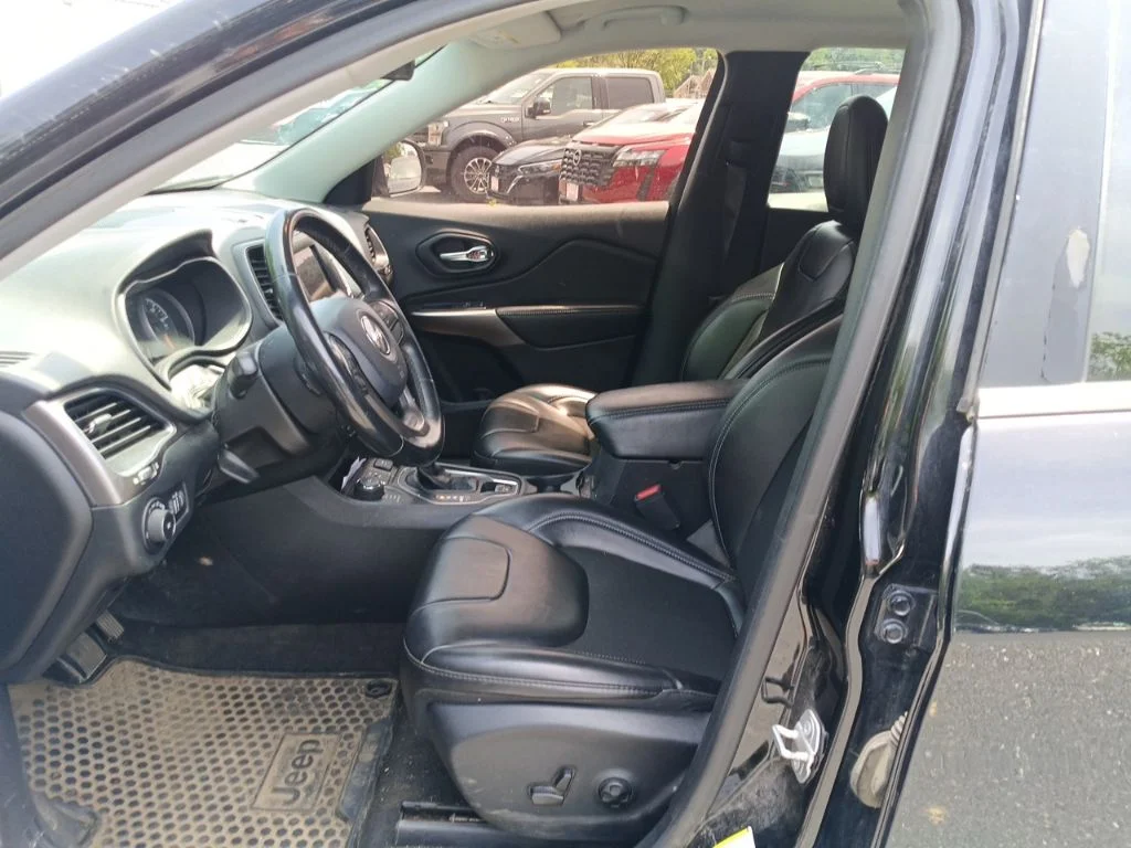 Used 2019 Black Jeep Latitude Plus image 5