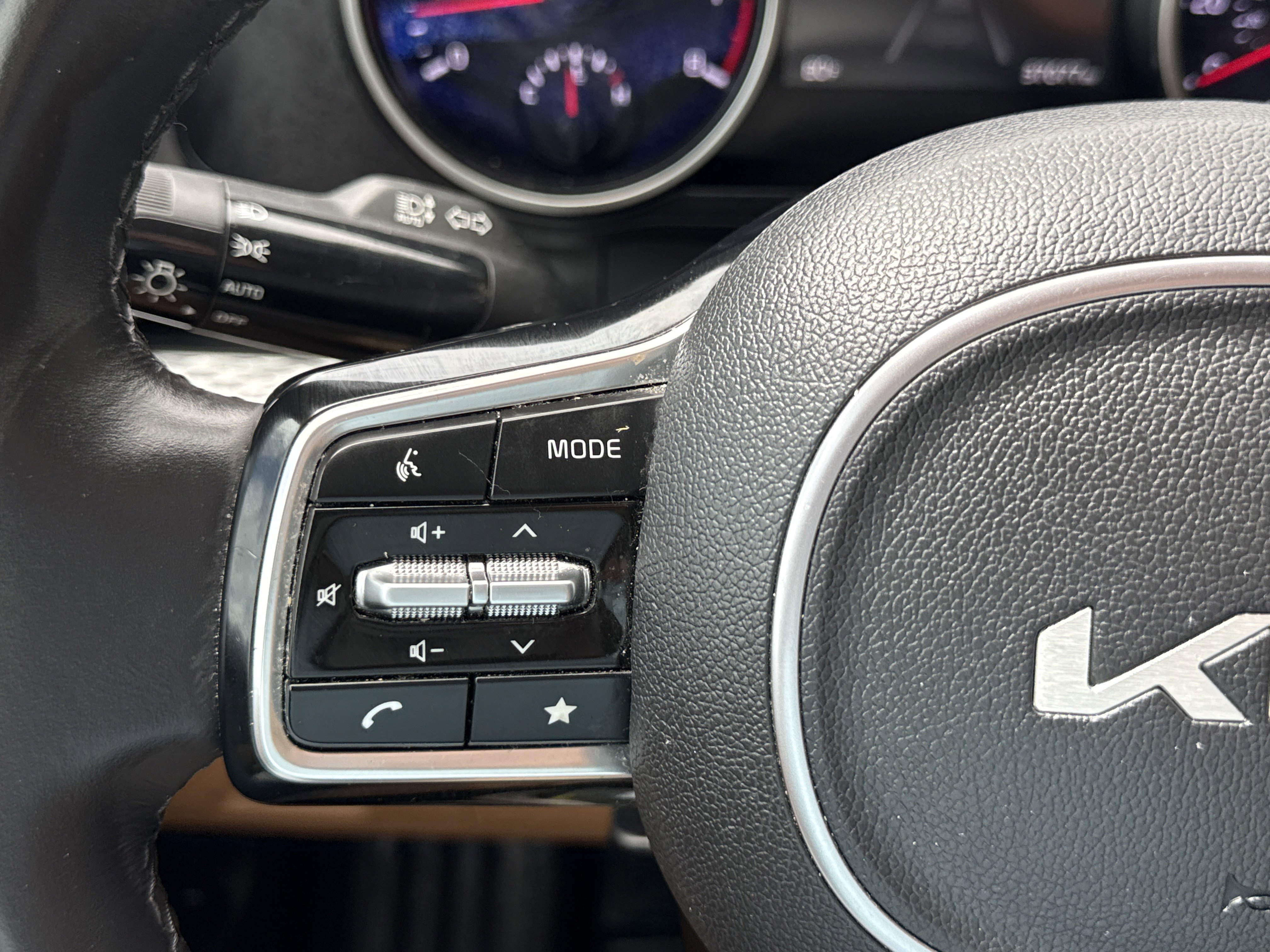 Used 2024 Snow White Pearl Kia LX image 27