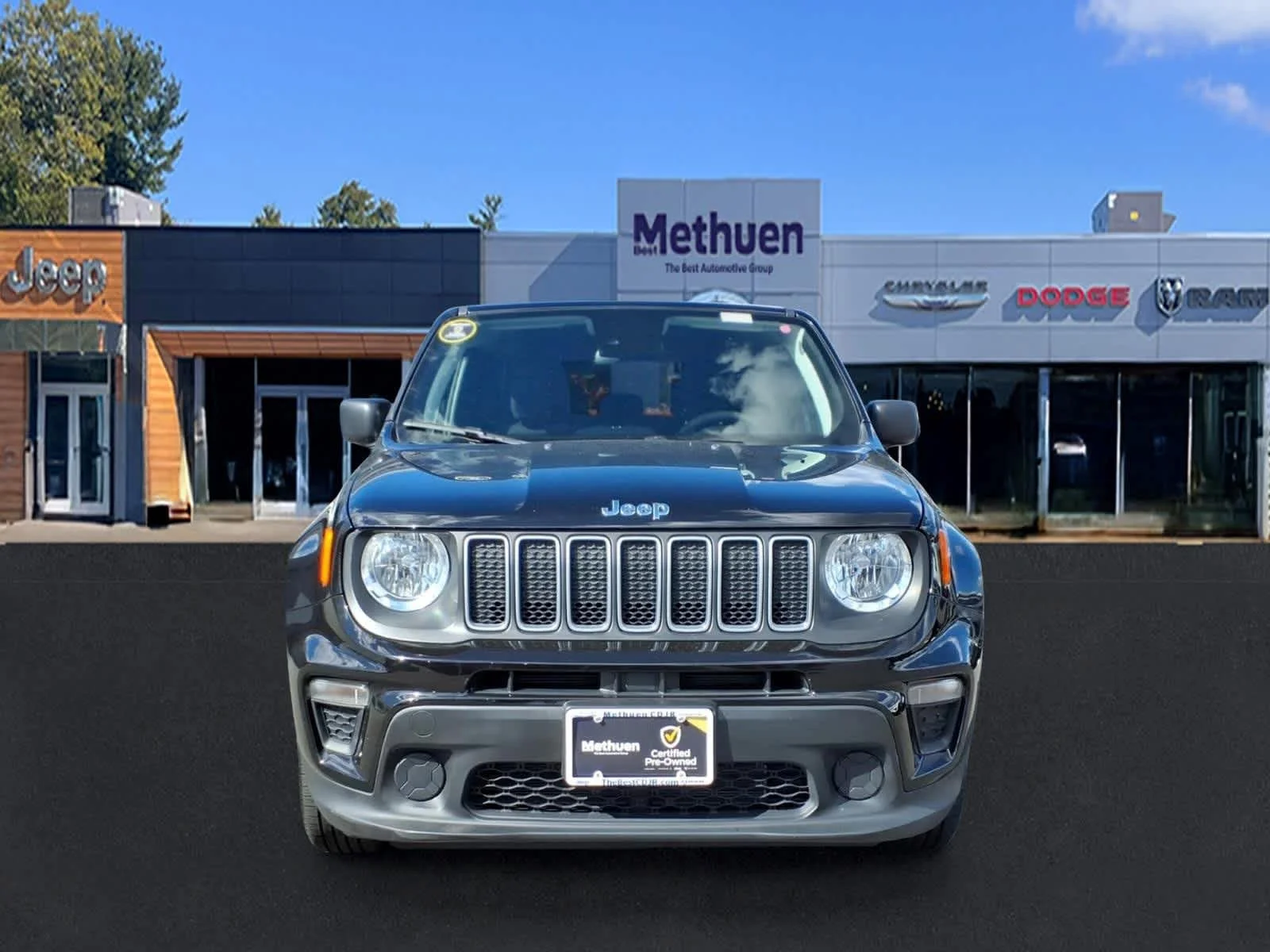 Used 2023 Black Clearcoat Jeep Latitude image 10