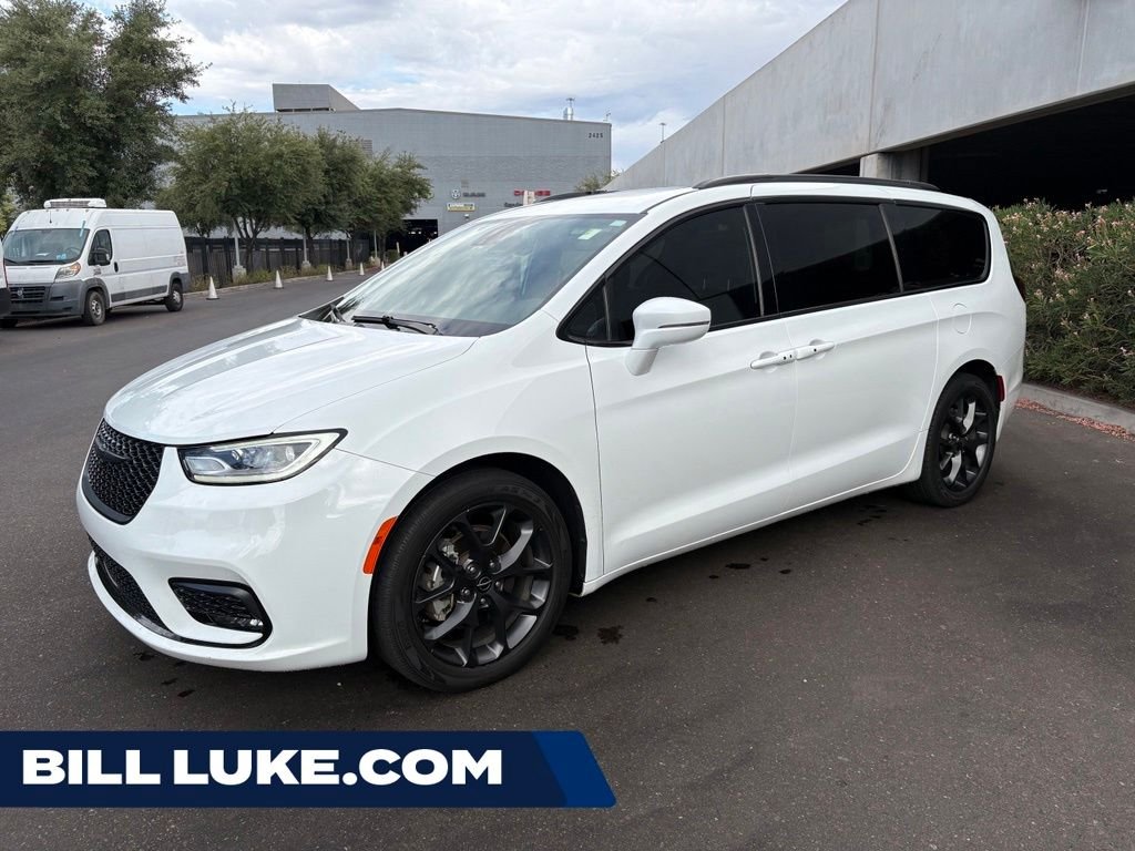 2022 Chrysler Pacifica Touring L's photo