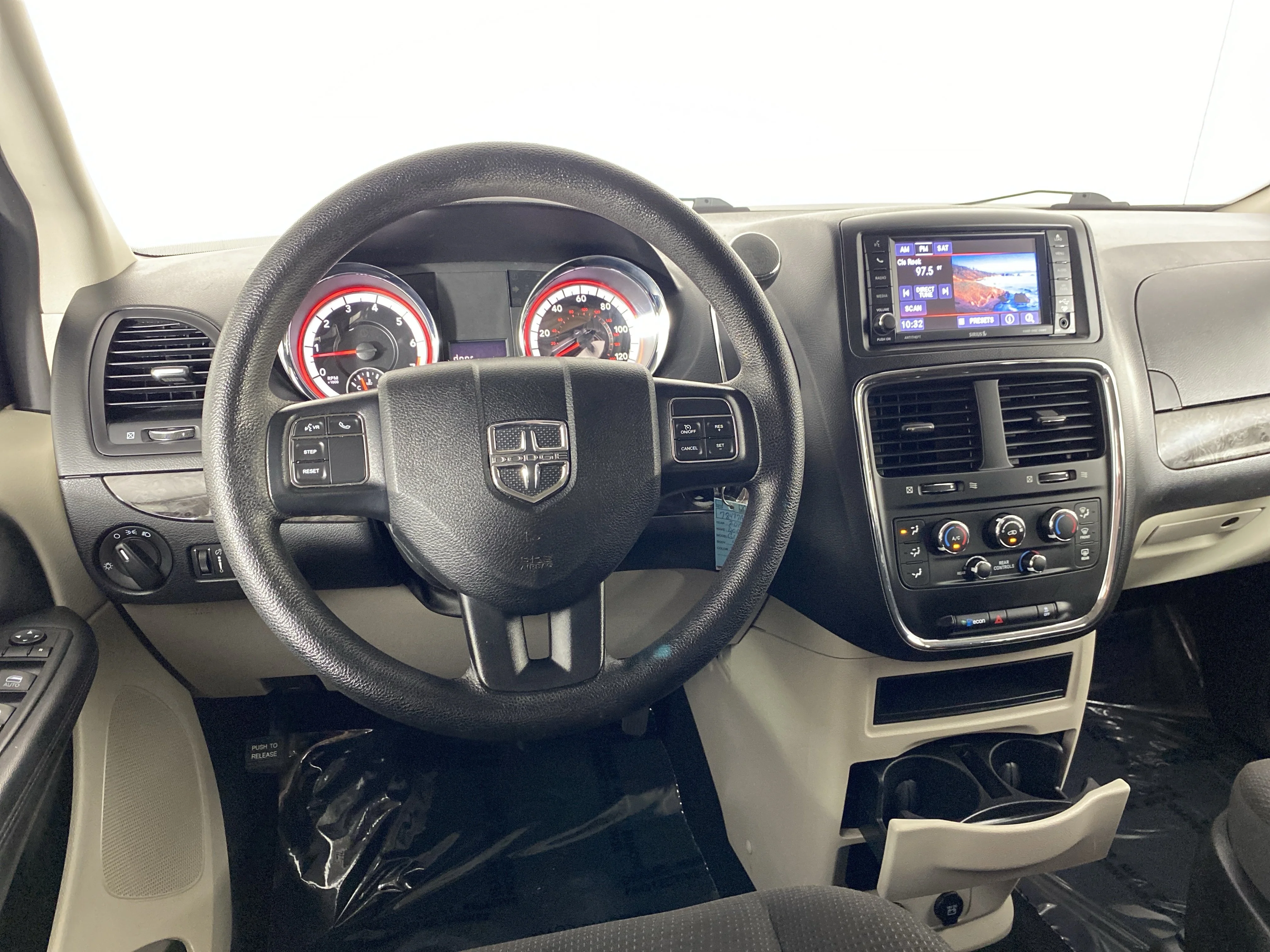 Used 2019 Black Onyx Crystal Pearlcoat Dodge SE image 18