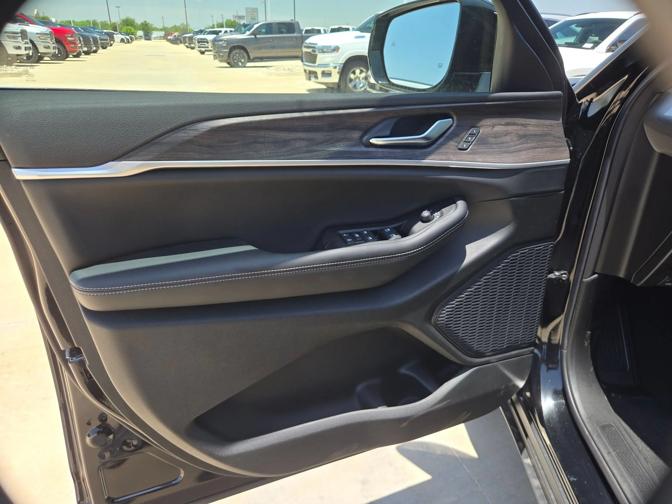 New 2026 Diamond Black Crystal Pearlcoat Jeep Limited image 12
