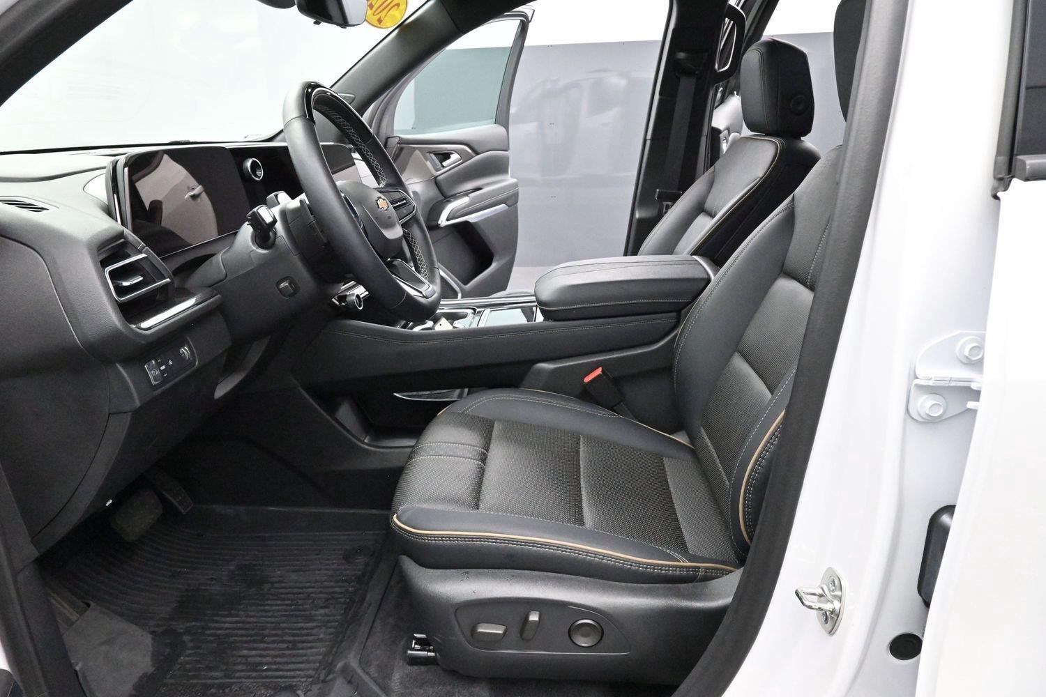 Used 2025 Iridescent Pearl Tricoat Chevrolet FWD High Country image 15