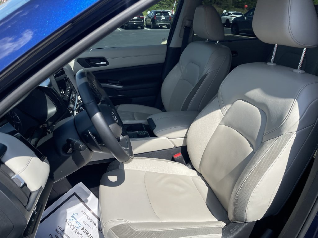 Used 2023 Blue Nissan SL image 11