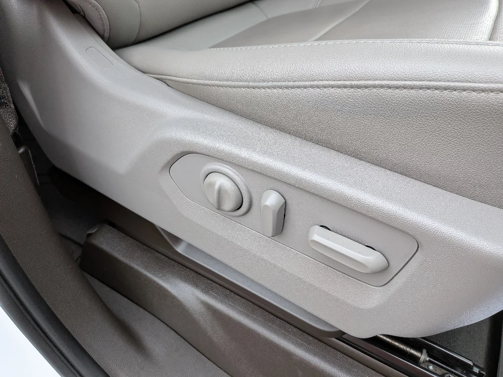Used 2022 Summit White Chevrolet LTZ image 24