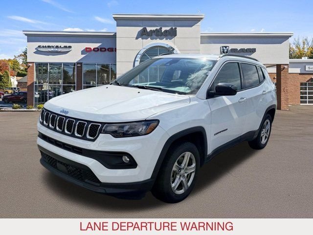 Used 2024 White Jeep Latitude image 4