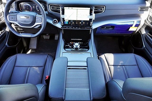 New 2026 Bright White Clear-Coat Exterior Paint Jeep Limited Altitude image 27