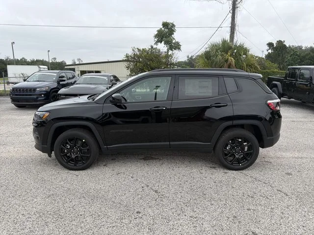 New 2026 Diamond Black Crystal Pearl-Coat Exterior Paint Jeep Latitude image 7