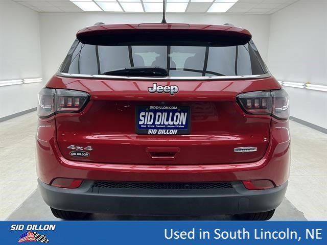Used 2018 Redline Pearlcoat Jeep Latitude image 5