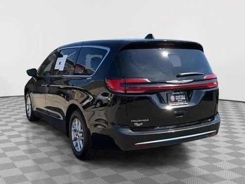 Used 2025 Diamond Black Chrysler Select image 5