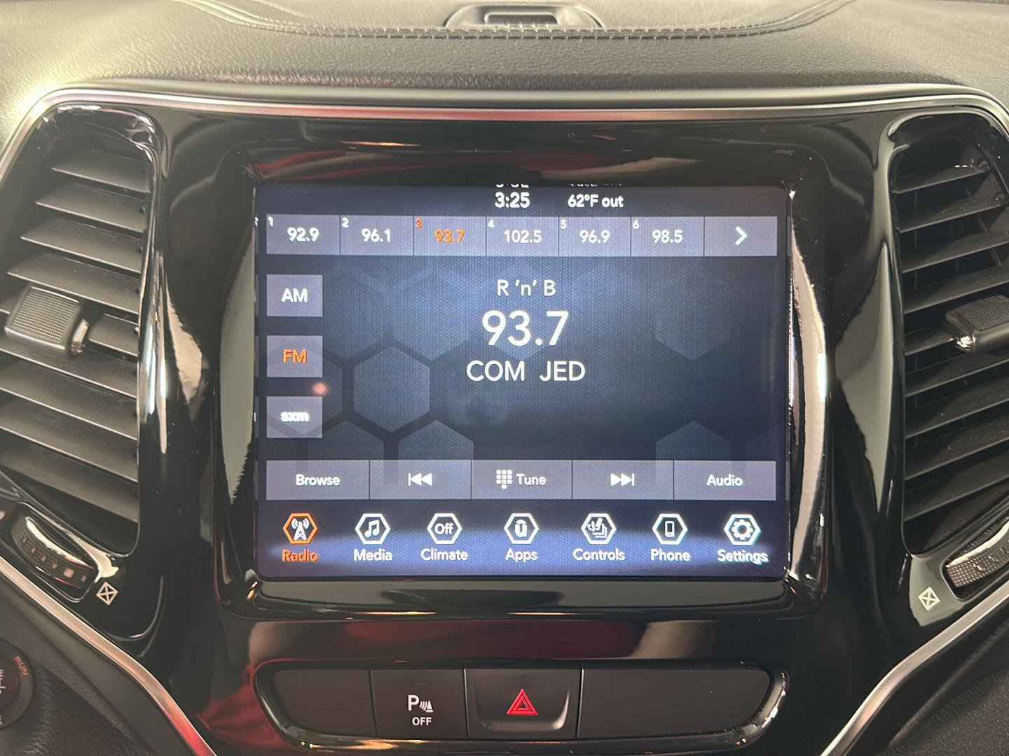 Used 2019 Diamond Black Crystal Pearlcoat Jeep Limited image 22