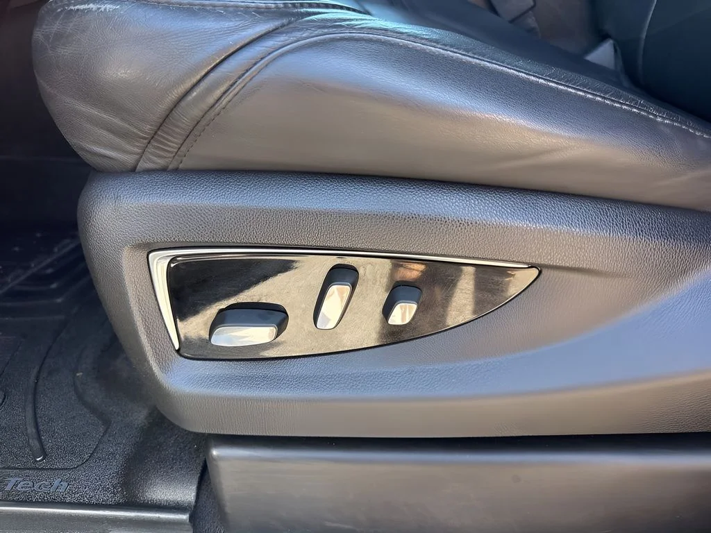 Used 2018  Cadillac Premium Luxury image 10