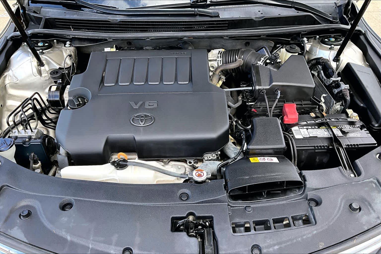 Used 2018 Creme Brulee Mica Toyota Limited image 30