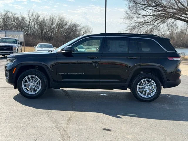 New 2026 Diamond Black Crystal Pearl-Coat Exterior Paint Jeep Laredo X image 4