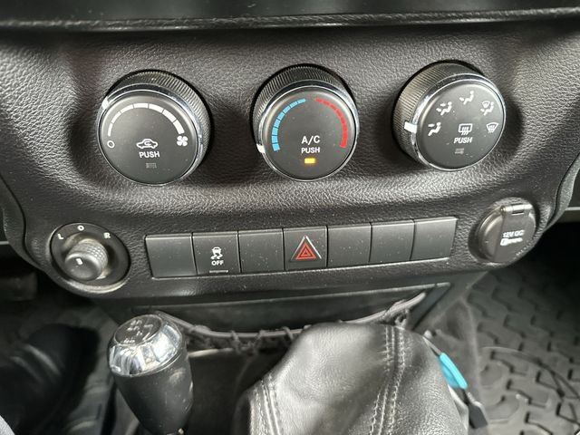 Used 2015 Silver Jeep Unlimited Sport image 19