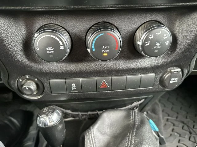 Used 2015 Silver Jeep Unlimited Sport image 19