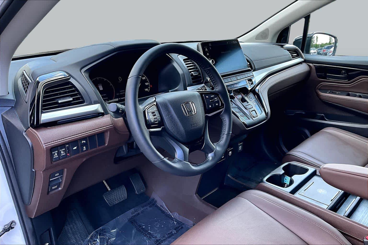 Used 2025 Platinum White Pearl Honda Touring image 18