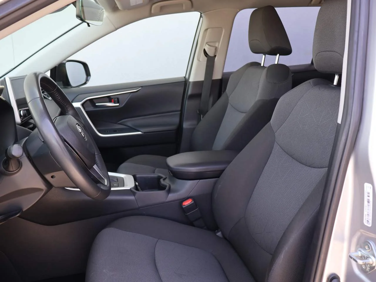 Used 2025 Silver Sky Metallic Toyota XLE image 9