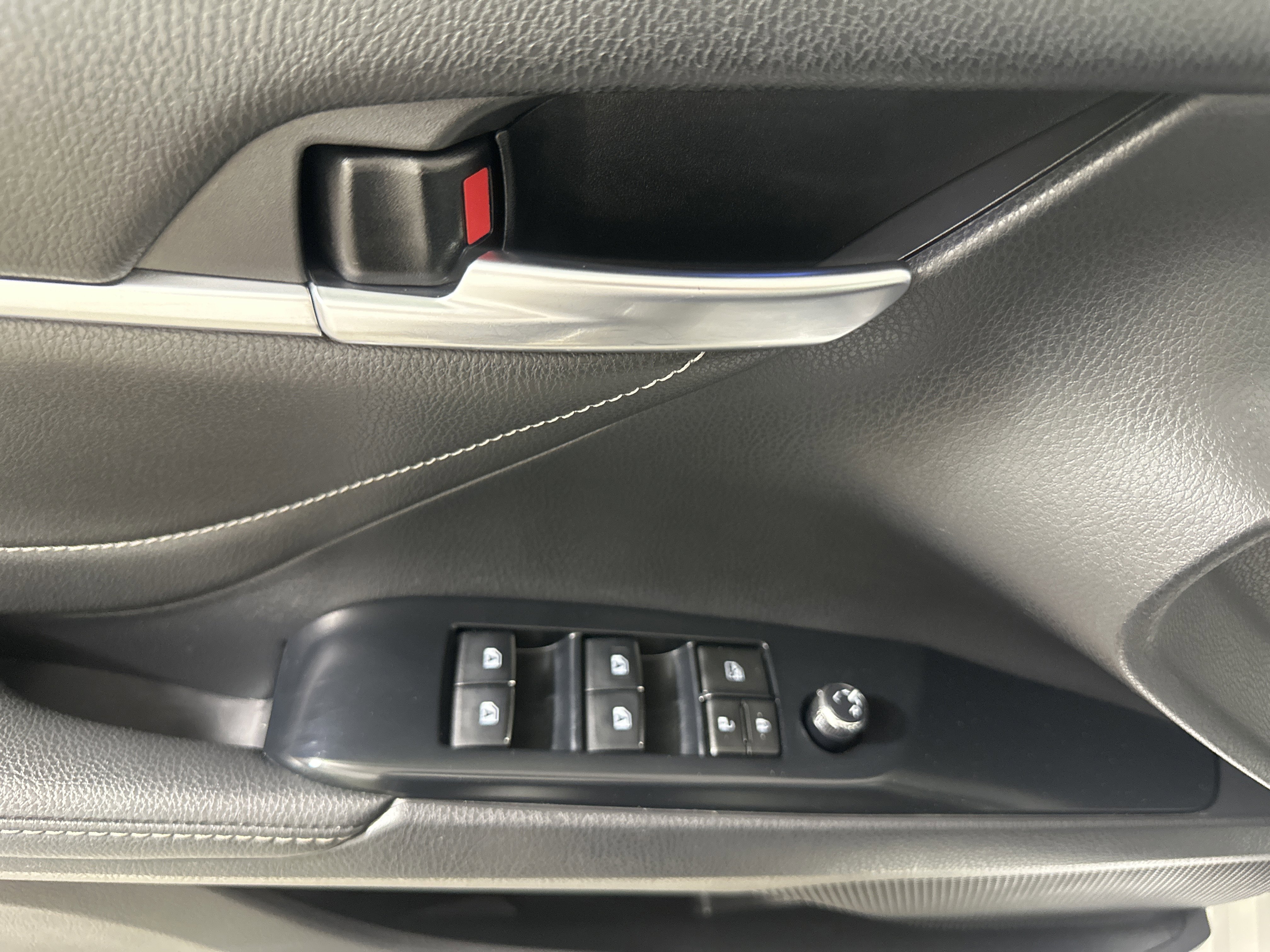 Used 2018  Toyota  image 11